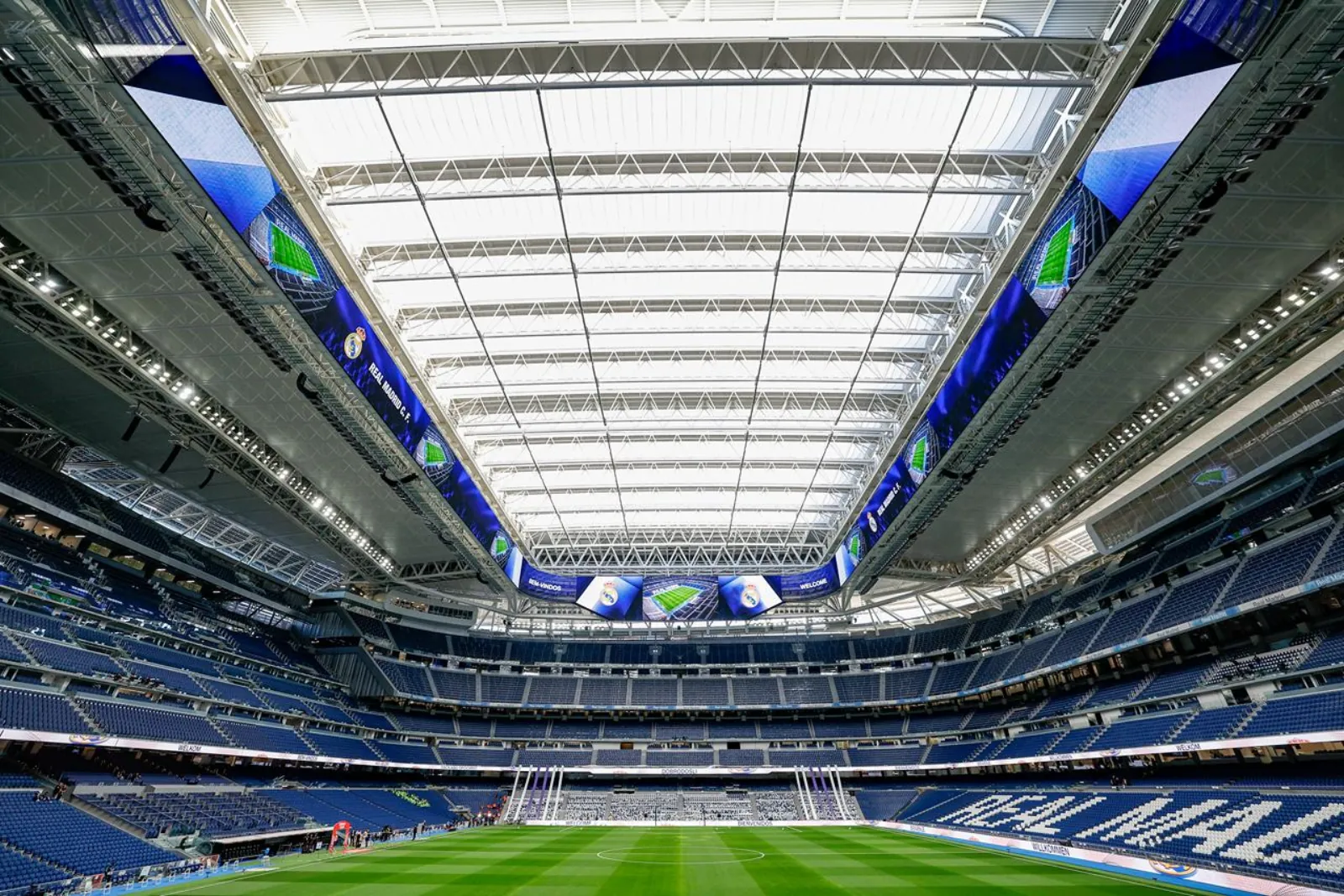 Panoramic view of the Bernabéu stands and roof from the upper tier