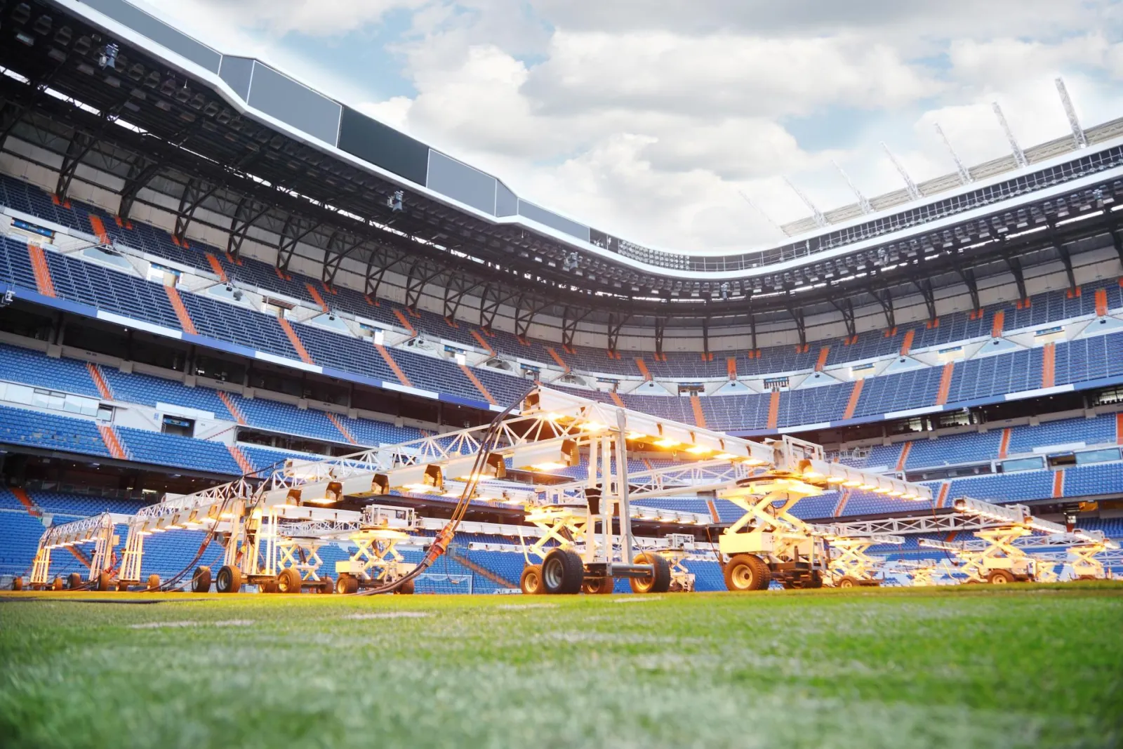 Bernabéu pitch with grow lights beneath the stands