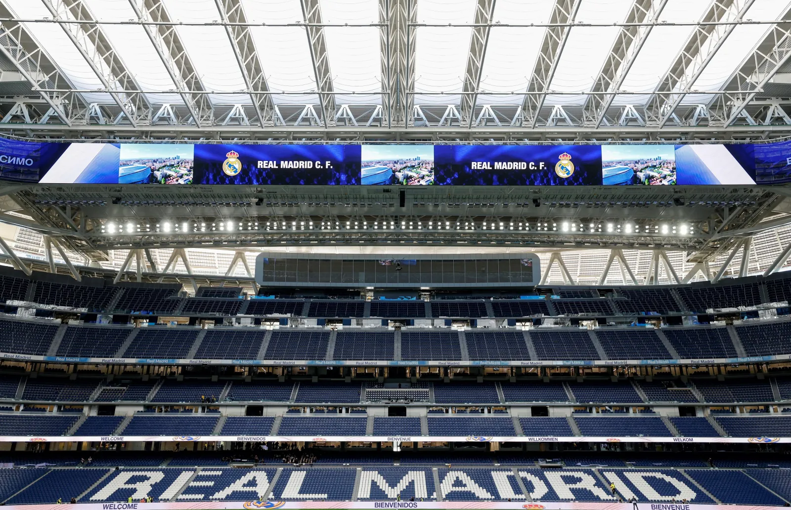 Bernabéu stands and LED ring screens from pitch level